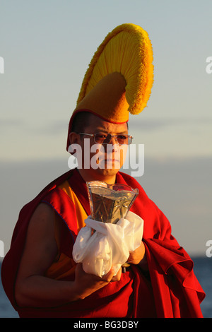 Monaci Tibetani eseguendo mandala cerimonia di smantellamento-Victoria, British Columbia, Canada. Foto Stock