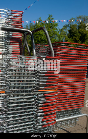 Pile di filo cesti commerciale al di fuori di un supermercato in Inghilterra Foto Stock