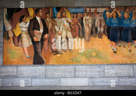 Berlino 2009 lavoratori murale il socialismo industria socialista sovietica di Finanza di massa aria pace ministero 1989 DDR Germania Unified positivo Foto Stock