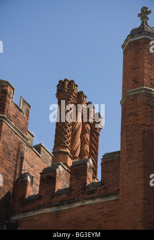 Camini Tudor a Hampton Court Palace MIDDLESEX REGNO UNITO Foto Stock