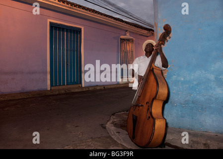 Bass player, Santiago de Cuba, Cuba, West Indies, America Centrale Foto Stock