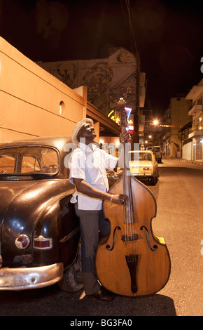 Bass player, Santiago de Cuba, Cuba, West Indies, America Centrale Foto Stock