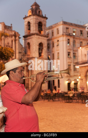 Suonatore di tromba, Plaza de la Catedral, Havana, Cuba, West Indies, America Centrale Foto Stock