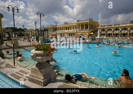 I turisti in una piscina termale, Szechenyi Thermal Bath, Budapest, Ungheria Foto Stock