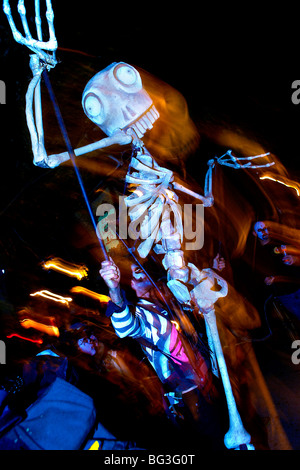 Lo scheletro puppet presso il giorno dei morti parade di San Franisco Foto Stock
