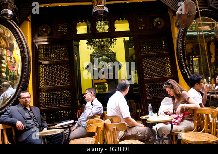 Le scene vibrante El Fishawi tea house nel vecchio Bazaar di Khan El Khalili al Cairo, in Egitto. Foto Stock