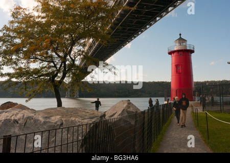 New York, NY - 11 ottobre 2009 il piccolo faro rosso in Fort Washington Park ©Stacy Rosenstock Walsh/Alamy Foto Stock