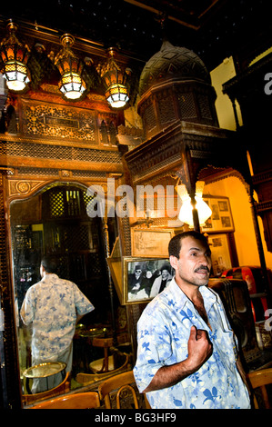 Le scene vibrante El Fishawi tea house nel vecchio Bazaar di Khan El Khalili al Cairo, in Egitto. Foto Stock