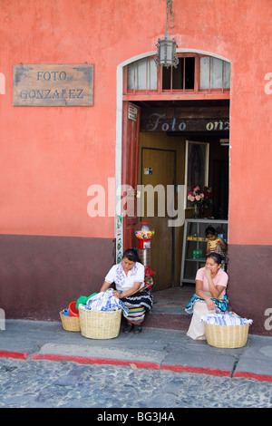 Venditori ambulanti, Città di Antigua, Guatemala, America Centrale Foto Stock