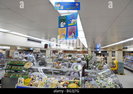 Le persone fanno acquisti in un supermercato a Il Cairo. Foto Stock