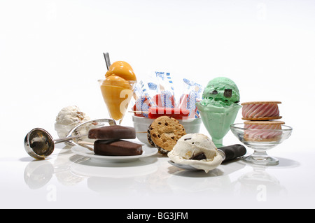 Una raccolta di gelati prodotti - coni, sessole, cookie, bar e snack. Foto Stock