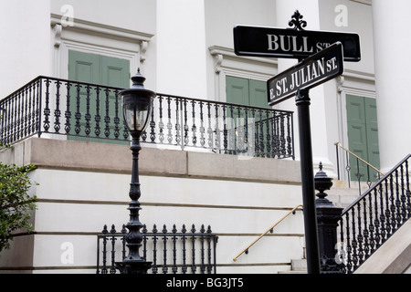 I cartelli stradali in Johnson Square a Savannah, Georgia, Stati Uniti d'America, America del Nord Foto Stock