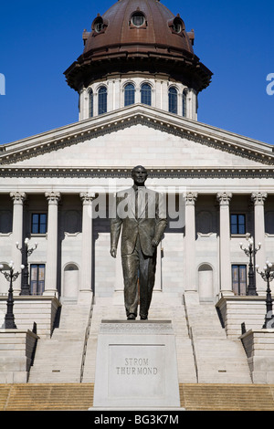 Strom Thurmond statua e lo State Capitol Building, Columbia, nella Carolina del Sud, Stati Uniti d'America, America del Nord Foto Stock