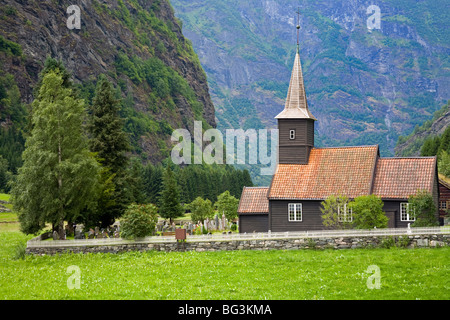 Flam chiesa risalente al 1670 in Valle Flamsdalen, Flam, Sognefjorden, Fiordi Occidentali, Norvegia, Scandinavia, Europa Foto Stock