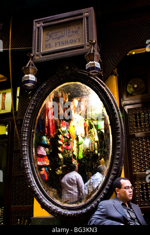 Le scene vibrante El Fishawi tea house nel vecchio Bazaar di Khan El Khalili al Cairo, in Egitto. Foto Stock