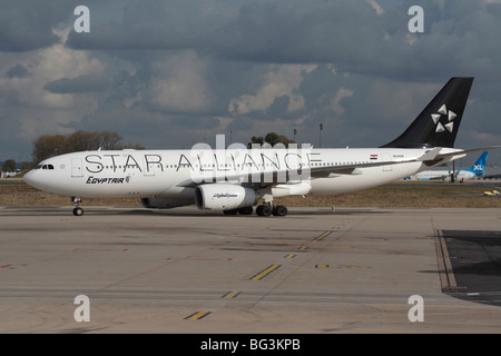 EgyptAir Airbus A330-200 passeggeri piano a getto in Star Alliance di colori Foto Stock