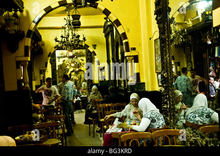 Le scene vibrante El Fishawi tea house nel vecchio Bazaar di Khan El Khalili al Cairo, in Egitto. Foto Stock