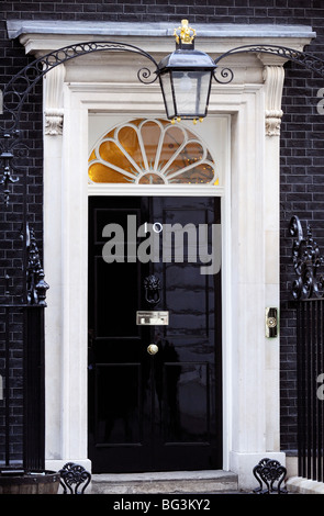 Lo sportello anteriore del numero 10 di Downing Street Londra Foto Stock