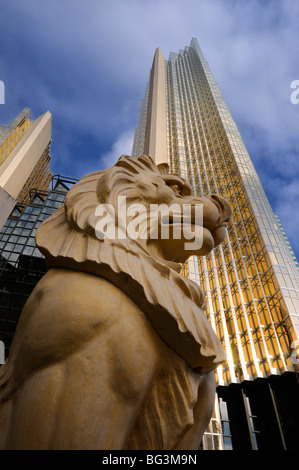 Golden Lion statua con gold Royal bank plaza delle torri a Toronto in Canada Foto Stock