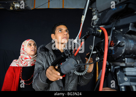 Con il sostegno di Unicef adolescente ricevono un laboratorio multimediale, apprendimento di riprese e fare interviste Foto Stock