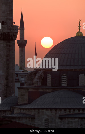 Tramonto dietro Mahamut Pasha moschea, Istanbul, Turchia, Europa Foto Stock