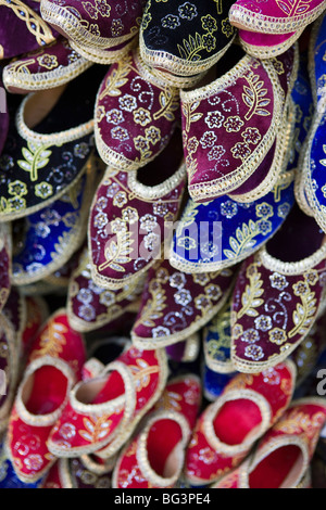 Tradizionale turca le scarpe per la vendita, Grand Bazaar (Grand Bazaar), Istanbul, Turchia, Europa Foto Stock