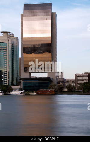 La Banca nazionale di Dubai edificio sul Dubai Creek Foto Stock