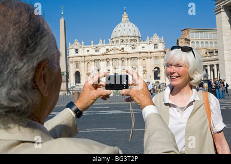 Senior turisti sightseeing in Piazza San Pietro, Roma, Lazio, l'Italia, Europa Foto Stock