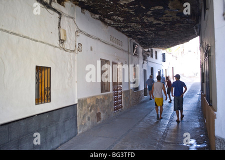 A Setenil de las Bodegas, uno dei villaggi bianchi, provincia di Malaga, Andalusia, Spagna, Europa Foto Stock