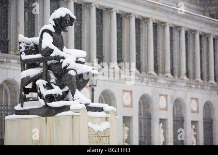 Velasquez statua ricoperta di neve e il Museo del Prado, Madrid, Spagna, Europa Foto Stock