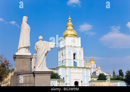 Un monumento alla principessa Olha (Olga) a Mykhaylivska piazza antistante la parrocchia di San Michele Monastero, Kiev, Ucraina, Europa Foto Stock