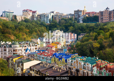 Vista in elevazione sopra gli edifici colorati con tetti multicolore in una nuova area residenziale di Kiev, Ucraina, Europa Foto Stock