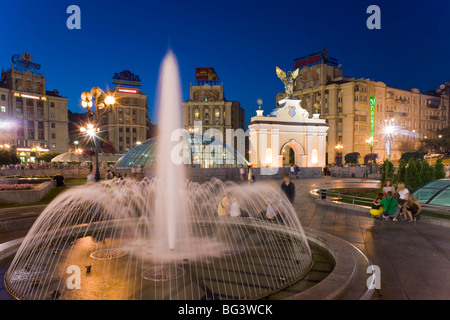 Le fontane in Maidan Nezalezhnosti (Piazza Indipendenza) al tramonto, Kiev, Ucraina, Europa Foto Stock