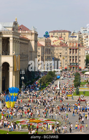 Giorno di indipendenza, ucraino bandiere nazionali battenti in Maidan Nezalezhnosti (Piazza Indipendenza), Kiev, Ucraina, Europa Foto Stock