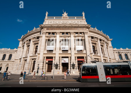 Strassenbahn, dal Burgtheater, dal Ringstraße, Wien Österreich | tram, Burgtheater, Ringroad, Vienna, Austria Foto Stock