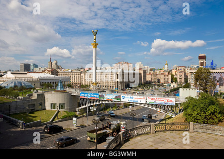 Vista in elevazione al di sopra di Maidan Nezalezhnosti (Piazza Indipendenza), Kiev, Ucraina, Europa Foto Stock