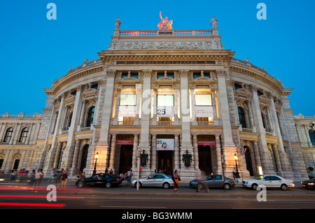 Burgtheater bei Dämmerung, Ringstraße, Wien Österreich | Burgtheater al crepuscolo, Ringroad, Vienna, Austria Foto Stock