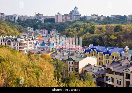 Vista in elevazione sopra gli edifici colorati con tetti multicolore in una nuova area residenziale di Kiev, Ucraina, Europa Foto Stock