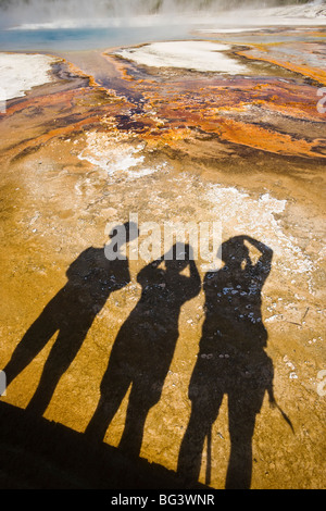 Ombre di turisti osservando la bellezza piscina nel parco nazionale di Yellowstone, Wyoming negli Stati Uniti. Foto Stock