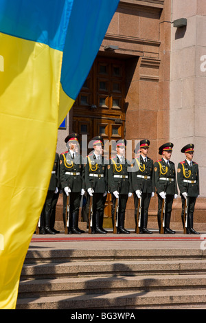 Giorno di indipendenza, ucraino bandiere nazionali battenti in Maidan Nezalezhnosti (Piazza Indipendenza), Kiev, Ucraina, Europa Foto Stock