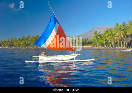 Pescatore locale su una tradizionale barca outrigger, Bali, Indonesia, Asia sud-orientale, Asia Foto Stock