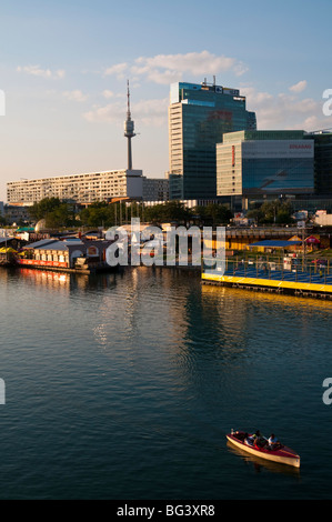 UNO City an der Donau , Wien, Österreich | UNO City, Vienna, Austria Foto Stock