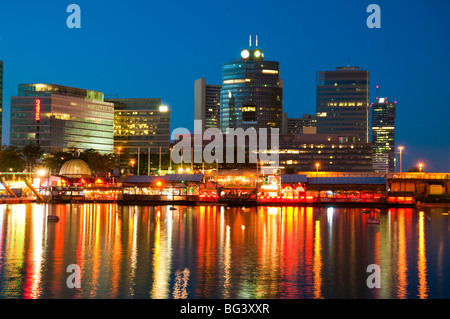 Il Copa Cagrana - Città Sommersa, Donau, UNO City bei Dämmerung, Wien Österreich | UNO City e il Danubio al tramonto, Vienna, Austria Foto Stock