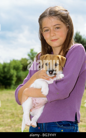 Ragazza con Jack Russell Terrier cucciolo Foto Stock