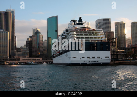 Il Celebrity Cruises Millennium nave al molo nel porto di Sydney con il ponte dietro al crepuscolo Foto Stock