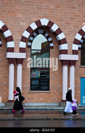 La famiglia musulmana di fronte Madina Masjid a Toronto in Canada Foto Stock