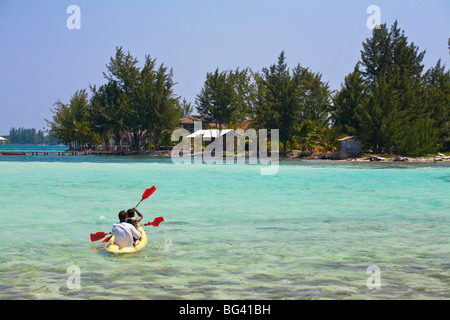 Honduras, isole di Bay, acqua Caye, turisti in Kayak Foto Stock