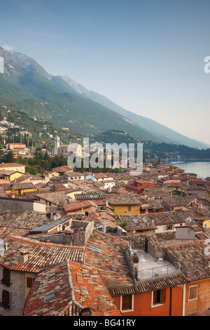 L'Italia, Veneto, Lake District, il Lago di Garda, Malcesine, città vista dal Castello Castello Scaligero Foto Stock