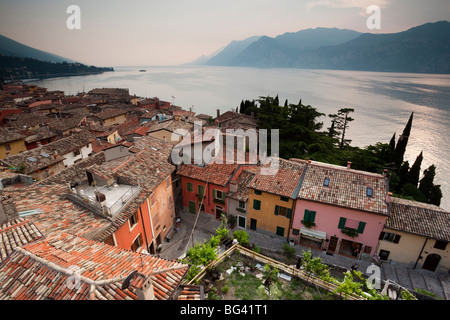 L'Italia, Veneto, Lake District, il Lago di Garda, Malcesine, città vista dal Castello Castello Scaligero Foto Stock