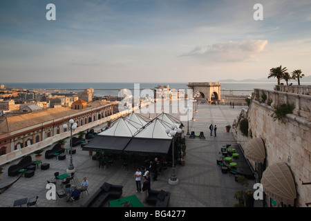L'Italia, Sardegna, Cagliari, Il Castello Città Vecchia, Bastione di Saint Remy, tramonto Foto Stock